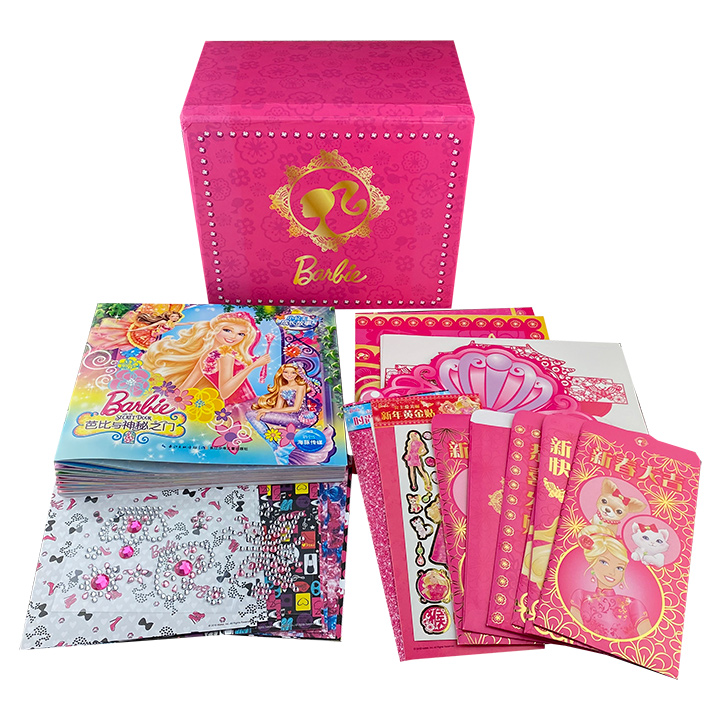 《姹紫嫣红芭比新年礼盒》，形似古代妆匣的礼盒兼具典雅与时尚，内含11款匠心独具的经典产品，让孩子和芭比一起读故事、涂颜色、玩贴纸、做手工。