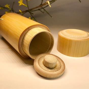 精品玉竹茶叶罐，直径4.8CM*高10.9CM，完全手工制作，竹料经过选料，蒸煮、晾晒、套料、雕刻、打磨、抛光等工序制作而成，其工艺难度精美程度都达到了相当高的审美水平。双层竹盖，封闭严密，体积小巧而精致，携带方便，单手可控，是出差旅行、办公和送人作为伴手礼的理想选择。特惠价138元包邮！