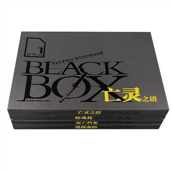 “BLACK BOX黑盒子系列”4册：《亡灵之语》《惊魂劫》《死亡档案》《谍报密码》，铜版纸全彩图文，以大量照片和手绘插图，解析犯罪现场、凶器、尸体、作案手段、侦破步骤、间谍情报等。书中汇集了全世界各种骇人听闻的案件与相关要素，连环杀人、多年悬案、真假证物、骨骼鉴定、指纹、足印、藏匿于钢笔的手枪、发射毒弹的手杖……案件与知识精细剪裁，丝丝入扣，每册书更配有一副黑色函套，堪称名副其实的“黑盒子”。定价164元，现团购价39.9元包邮！