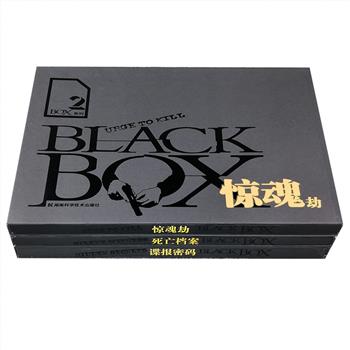 “BLACK BOX黑盒子系列”3册：《惊魂劫》《死亡档案》《谍报密码》，铜版纸全彩图文，以大量照片和手绘插图，解析犯罪现场、凶器、尸体、作案手段、侦破步骤、间谍情报等。书中汇集了全世界各种骇人听闻的案件与相关要素，连环杀人、多年悬案、真假证物、骨骼鉴定、指纹、足印、藏匿于钢笔的手枪、发射毒弹的手杖……案件与知识精细剪裁，丝丝入扣，每册书更配有一副黑色函套，堪称名副其实的“黑盒子”。定价122元，现团购价36元包邮！