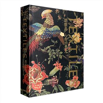 一本完整呈现纺织品艺术丰富、微妙和无尽创意的经典著作！《纺织品——人类的艺术》8开布面精装，铜版纸全彩，总达568页。作者带来了一个长达千年的有关技术与创新的完整故事，从古埃及刺绣布片到时代前沿的织物及数码印花织物，世界范围内的历史织物和当代纺织物都被收入书中，超过1000张细节丰富的彩色插图为您揭示纺织的美及多样性。这既是一本富有创造性和启发性的学术著作，又是一个内容详实、案例丰富的资料库，无论是纺织服装相关的专业人员，还是爱好艺术的普通读者，都能从本书中收获知识与美。定价560元，现团购价112元包邮！