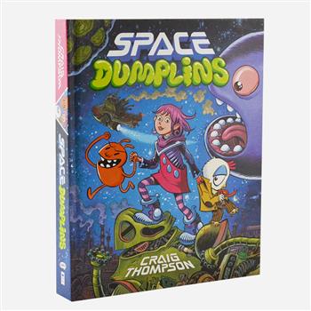 美国漫画最高奖艾斯纳奖得主克雷格·汤普森《Space Dumplins》，小16开英文原版，铜版纸全彩，讲述一个勇敢的小女孩拯救爸爸的故事，漫画家用所有的智慧、热情和幽默为读者打造一部想象力丰富、情节紧张爆笑的全年龄科幻故事。原价143元，现团购价49元包邮！