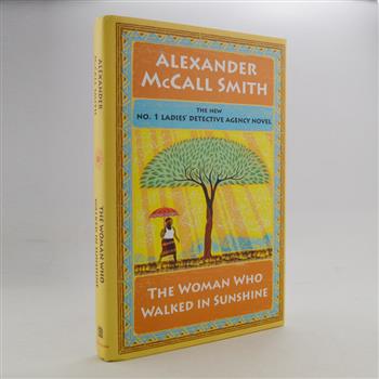 英文原版《The Woman Who Walked in Sunshine》精装，由英国著名作家亚历山大·M·史密斯创作的“第一女子侦探所”系列，一经推出就两次入选英国布克文学大奖，在美国蝉联《纽约时报》畅销书排行榜前列数月之久。更击败《哈利-波特》作者J.K.罗琳，获得英国图书奖“年度最佳作家”大奖，其改编的电视剧还荣获艾美奖，如此佳作，不可不读。原价150元，现团购价38元包邮！