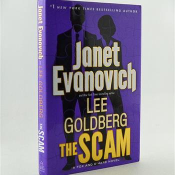 英文原版《The Scam》精装，由纽约时报畅销作家Janet Evanovich和Lee Goldberg共同撰写。看一个风流倜傥的侠盗和一个美貌惊人的FBI特工，如何破解一个精心的骗局，车战、特工、卧底、洗钱一个不少，再来点幽默元素，这样一部多元化的小说必将吸引您的目光。原价168元，现团购价35元包邮！