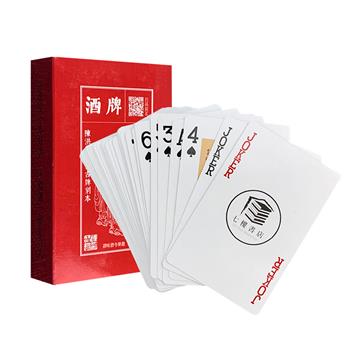 9.9包邮！中图网出品，别致新年礼！“酒牌”扑克！酒牌，又称叶子，古人饮酒行令时所用道具，牌面以人物版画为主，配以题赞和酒令，喝酒时按牌上题意而饮，不但添了喝酒气氛，更得酒外之雅意。此牌的设计源于《陈章侯画博古牌刻本》翁同龢藏本，由明代陈洪绶绘、汪南溟题赞，共计48个历史人物故事——王侯贵戚、权臣佞幸、富商巨贾、文人高士——涉及各个层面的古代名人。设计别出心裁，实为新年聚会、赏玩和收藏之佳品。