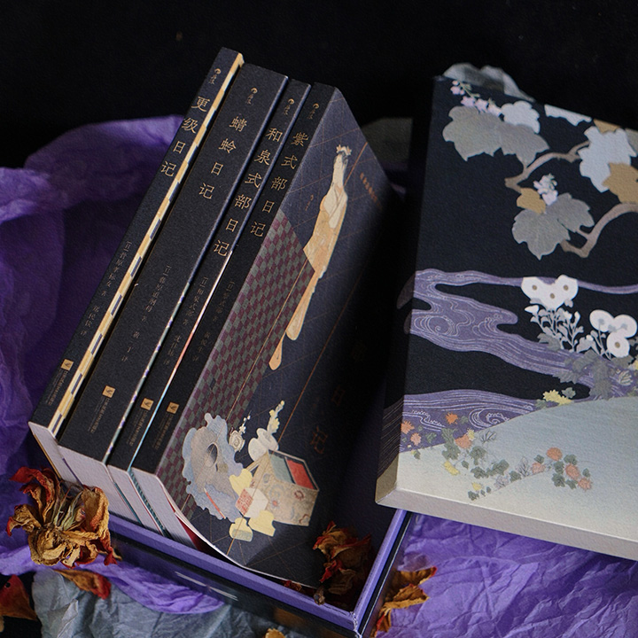 绝美典藏礼盒！豆瓣9.0分《日本古典女性日记》全4册，912页，收录《紫式部日记》《蜻蛉日记》《和泉式部日记》《更级日记》，资深翻译家郑民钦领衔团队，搭配葛饰北斋、歌川国芳等浮世绘名家经典画作，带你走进日本平安时代宫廷女性的内心世界